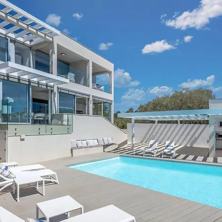 White Garden With Heated Pool *