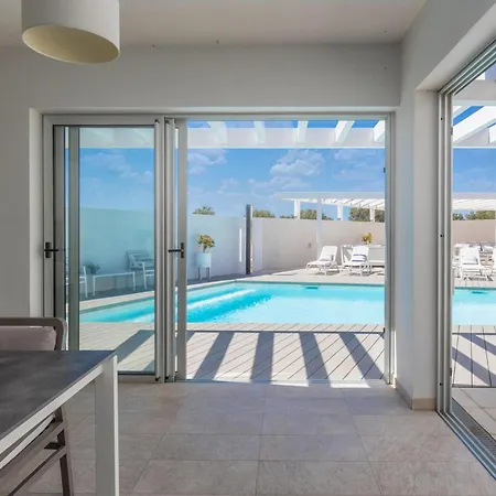 Vila White Garden With Heated Pool *