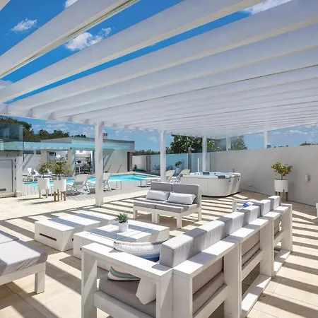 White Garden With Heated Pool Vila Bibinje