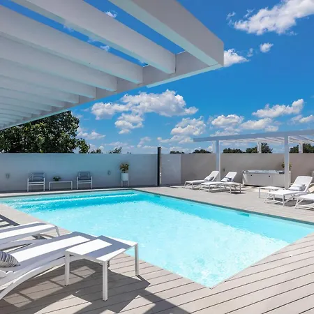 Vila White Garden With Heated Pool