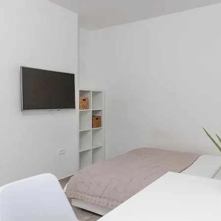 Vila White Garden With Heated Pool *
