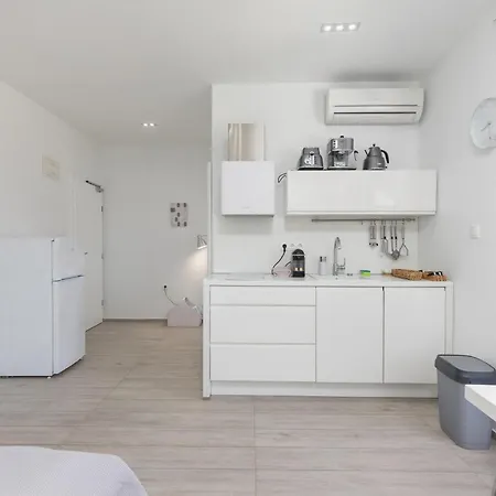 White Garden With Heated Pool *
