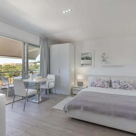 Vila White Garden With Heated Pool *