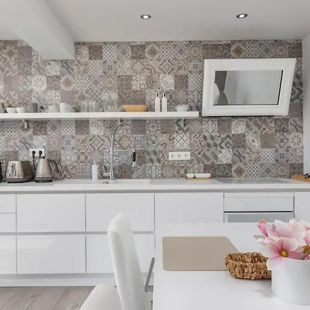 White Garden With Heated Pool Vila Bibinje