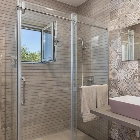 White Garden With Heated Pool Bibinje