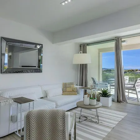 Vila White Garden With Heated Pool