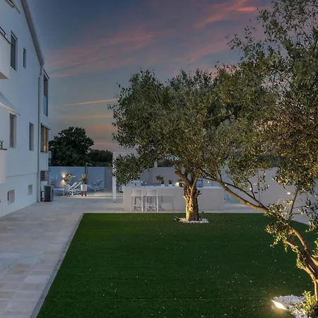 White Garden With Heated Pool Vila