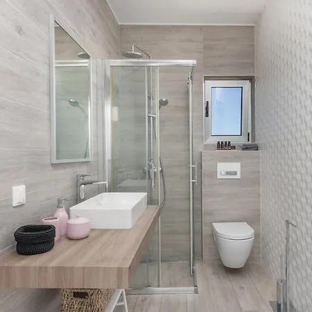 White Garden With Heated Pool Vila