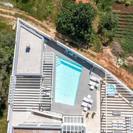 Vila White Garden With Heated Pool