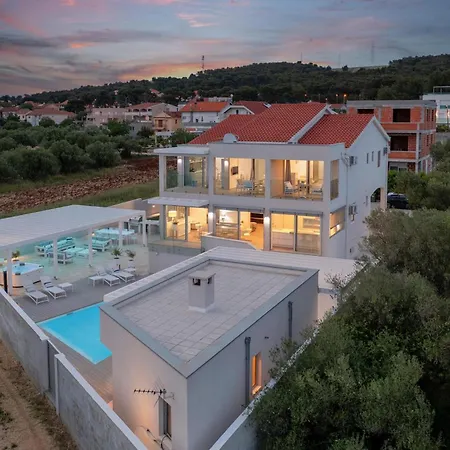White Garden With Heated Pool Vila