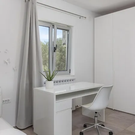 White Garden With Heated Pool Villa *