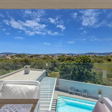 White Garden With Heated Pool *